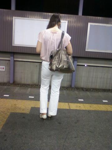 電車待ちの白パンツ熟女